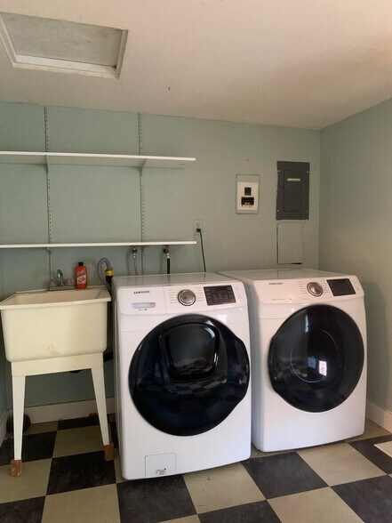 Main floor laundry room/mudroom - 7225 SE 60th Ave