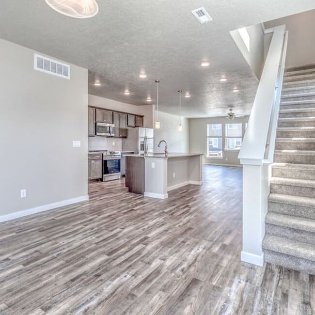 Building Photo - 4-Bedroom Townhome in West Boise