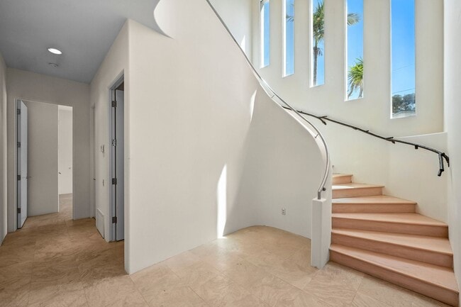 Building Photo - 2700 Barnson Pl