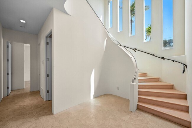 Building Photo - Gorgeous 3 Bed/3 Ba Home Tucked Away in th...
