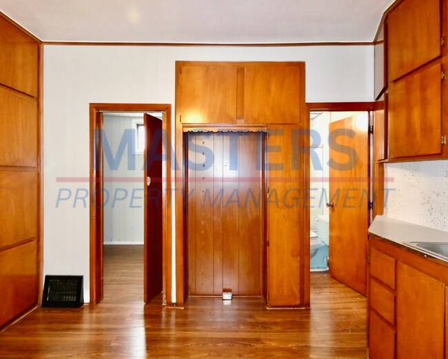 Building Photo - Spacious Rental | Convenient Central Location