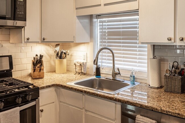 Building Photo - 1515 1/2 S Carson Ave