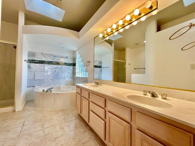 Building Photo - 711 Tramway Pl NE