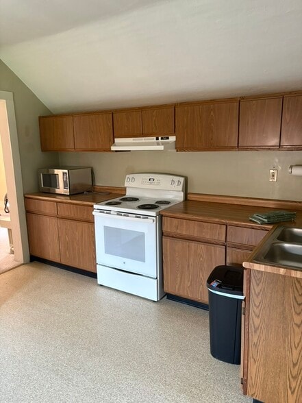 Well appointed kitchen - 1318 State St