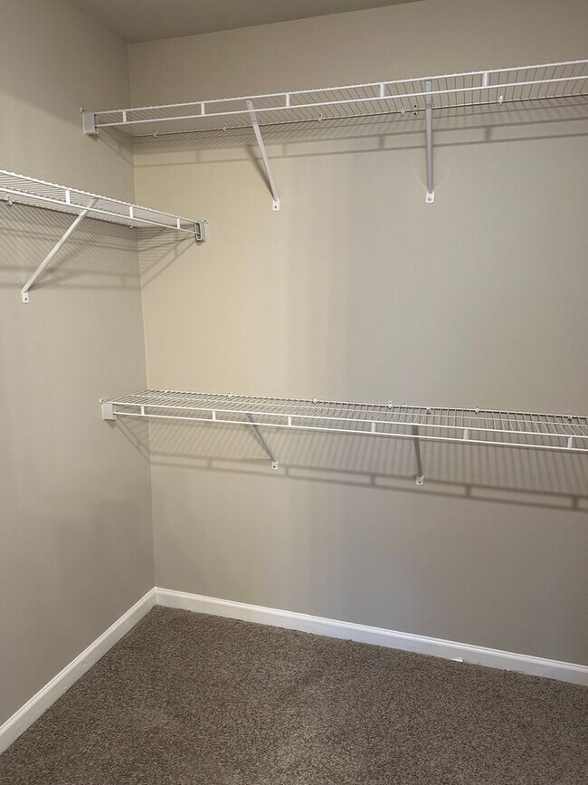 Building Photo - Beautiful 3-bedroom, 2.5-bath home in Greensboro