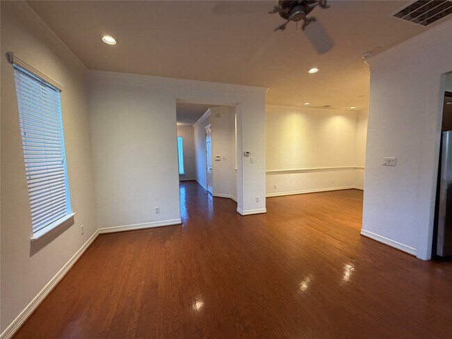 Building Photo - 11602 Royal Oaks Crossing