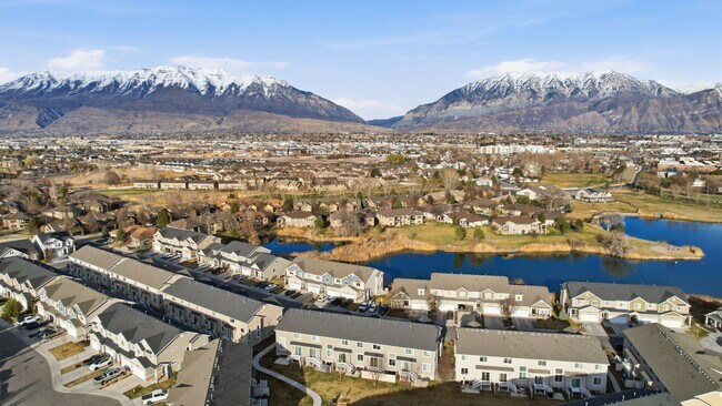Building Photo - Stunning townhome on Sleepy Ridge