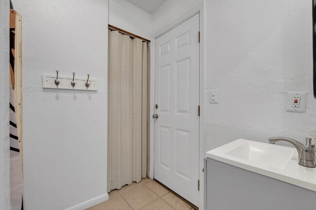 Building Photo - 890 Richardson Rd