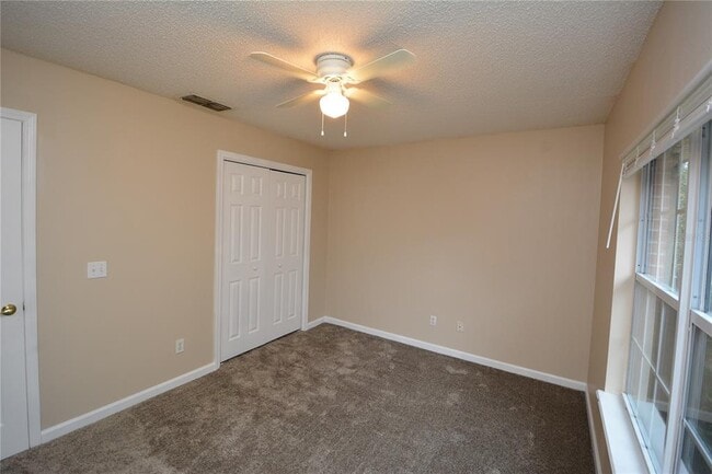 Building Photo - 35 Regent Ln