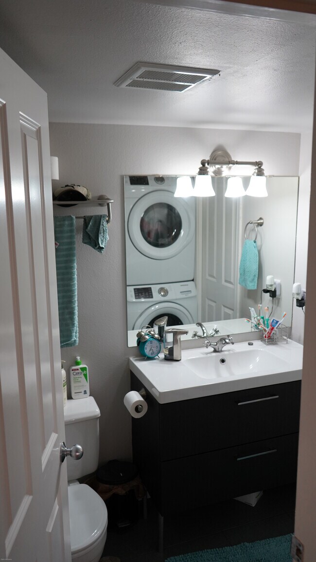 Building Photo - 530 Melrose Ave E