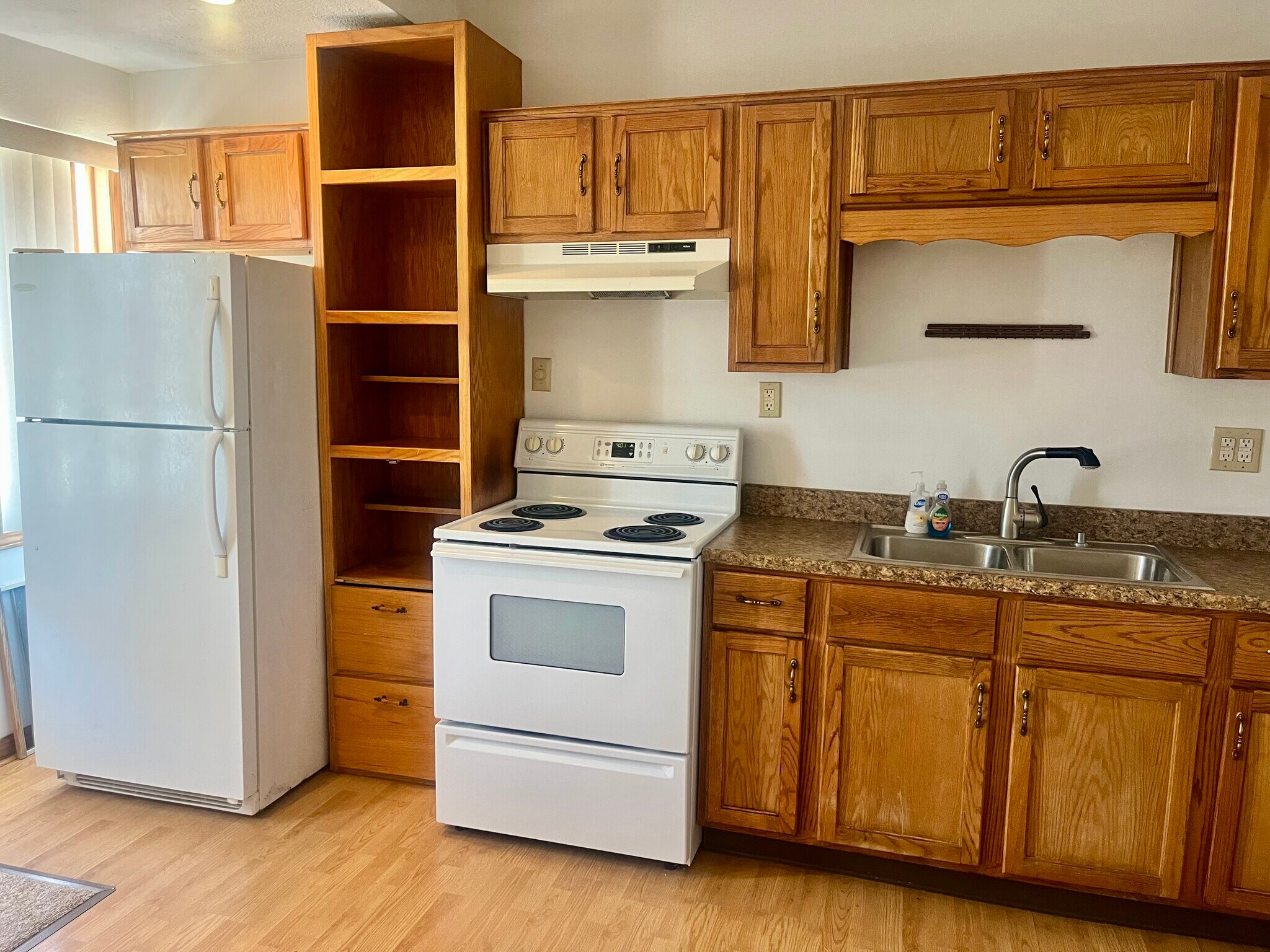 Kitchen view - 3735 Park Ave W