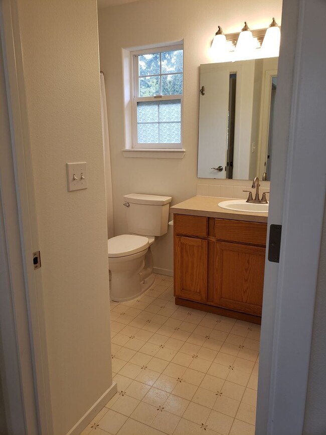 Building Photo - Beautifully Finished Home In A Great Location!