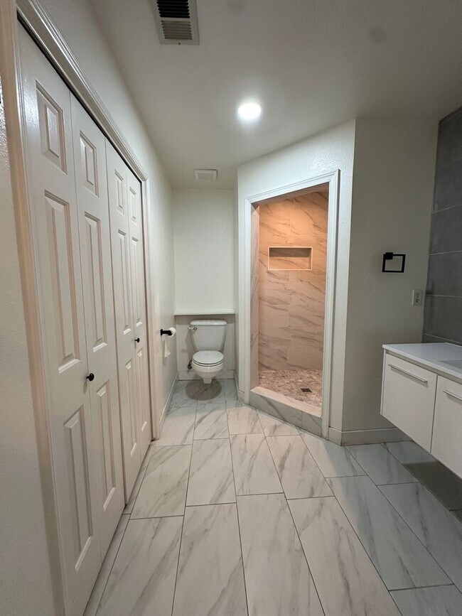 Building Photo - Charming Home Rent Ready !