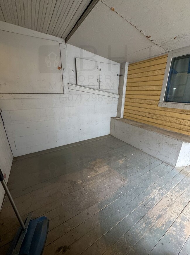 Building Photo - PET FRIENDLY 1 BEDROOM UNIT. INCLUDES UTILITIES AND STORAGE