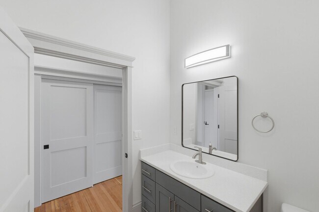 Building Photo - MOVE IN SPECIAL - NEWLY RENOVATED DOWNTOWN SALEM STUDIO