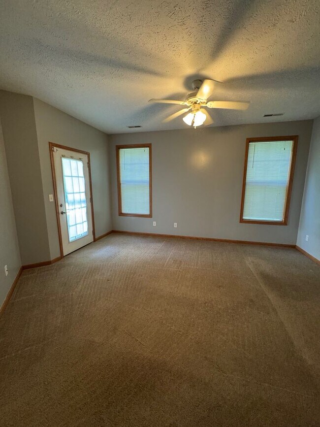 Building Photo - Two Bed, Two Bath, Two Car Garage Condo in...