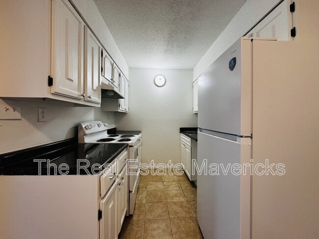Building Photo - 925 Shallowford Rd