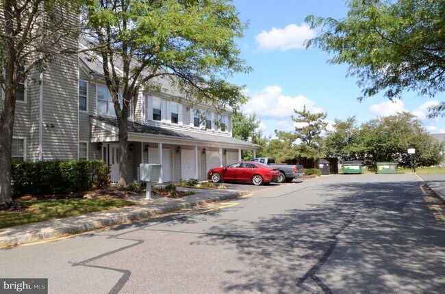 Building Photo - 818 Roundtree Pl