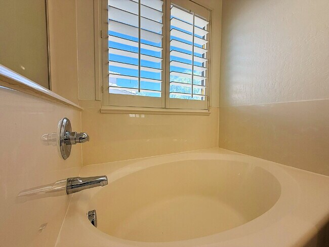 Building Photo - Beautiful Goodyear Home in Centerra – Spacious, Stylish & Move-In Ready!