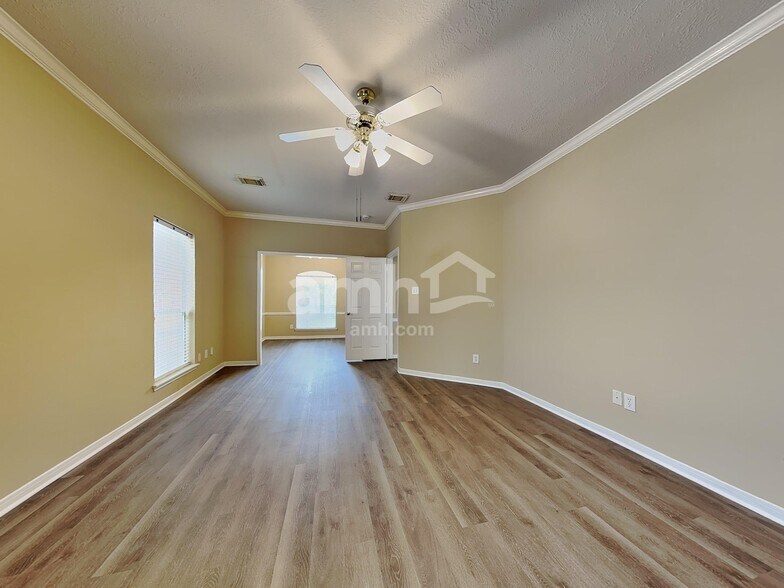 Building Photo - 11911 Lakewood Hills Dr