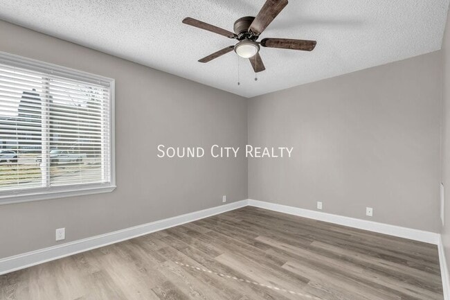 Building Photo - 403 Raintree Dr