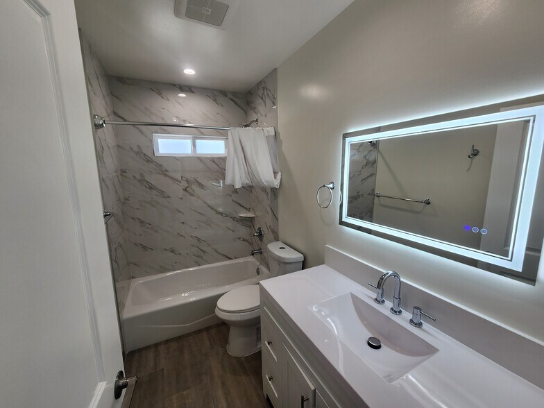 Building Photo - 10941 Walnut Dr