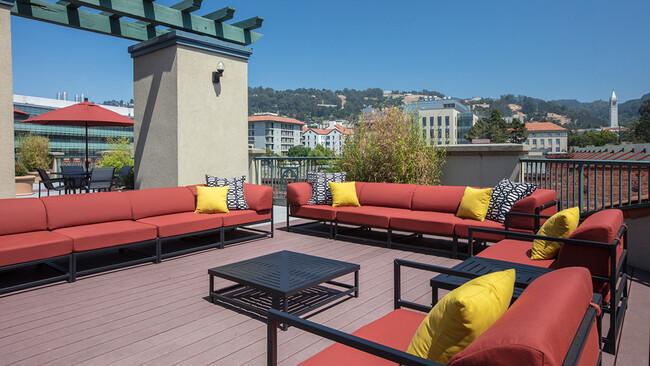 Rooftop deck with large gathering areas and ample seating - Bachenheimer