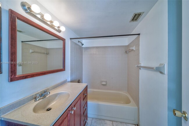 Building Photo - 9962 Twin Lakes Dr