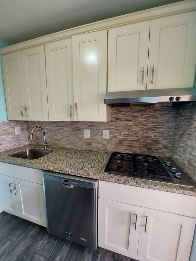 Building Photo - Lovely Studio Apartment in Highly-Sought G...