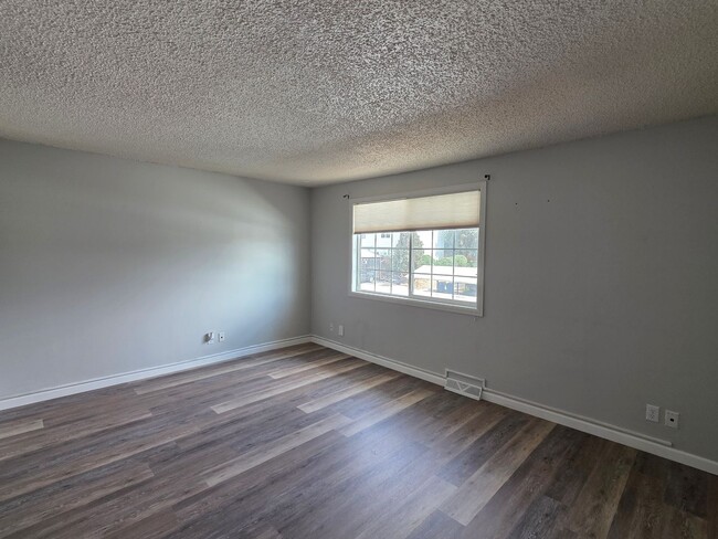 Building Photo - Great 3 Bedroom Townhouse In Aurora!