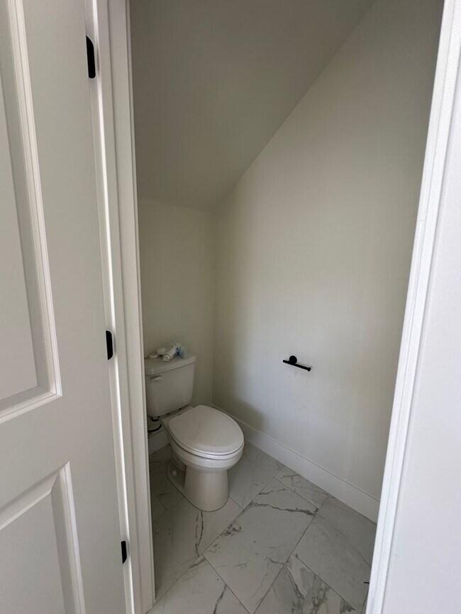 Building Photo - Brand New Townhome