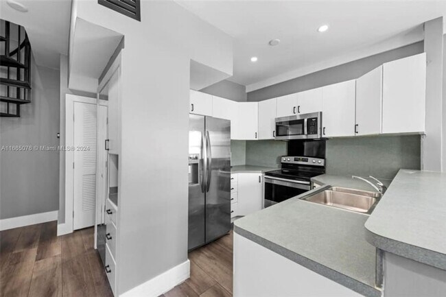 Building Photo - Charming 2BR Townhome in Miami Beach