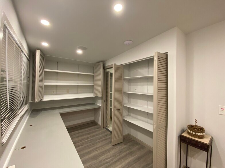 Office space storage. - 3716 Claudine St