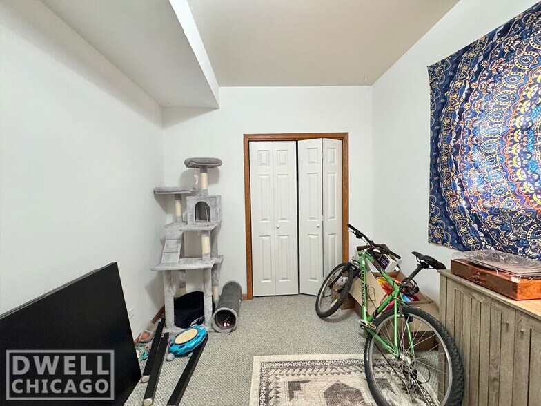 Building Photo - 918 N Paulina St
