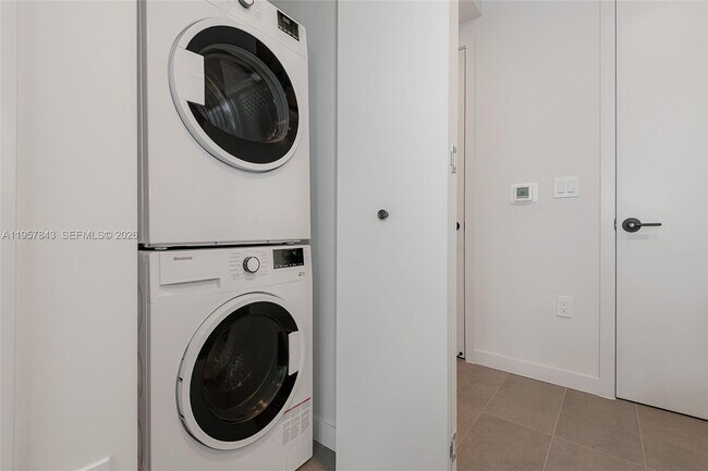 Building Photo - 121 NE 5th St