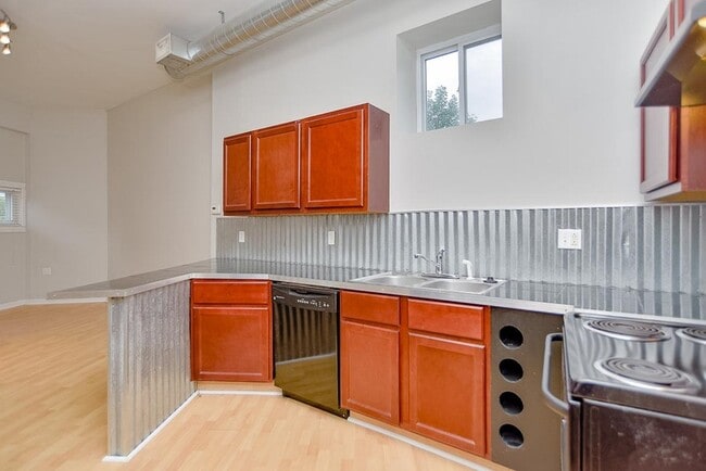 Building Photo - 5409 Lansdowne Ave
