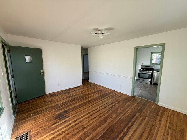 Building Photo - 617 Fletcher Ln