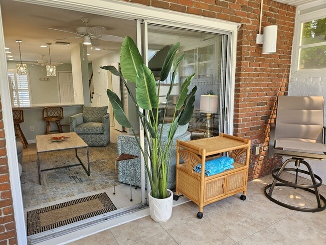 Building Photo - Seasonal Short-Term Townhouse on Venice Island close to Venice Beach!