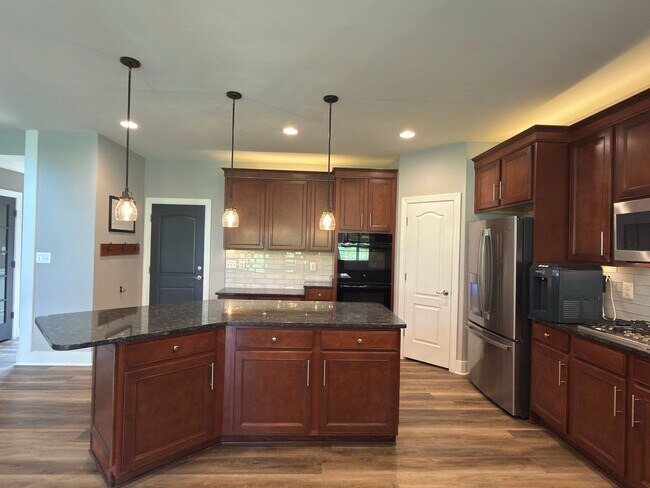 Building Photo - Spacious 4 Bed 3.5 Bath Home in Round Hill VA For Rent!