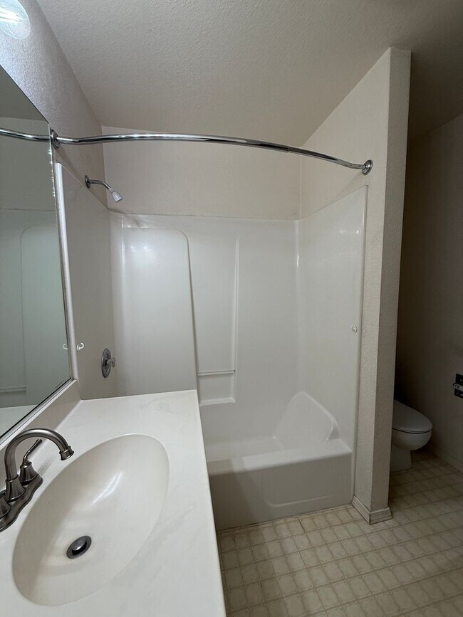 Building Photo - Cute single story 3 bedroom, 2 bath home w...