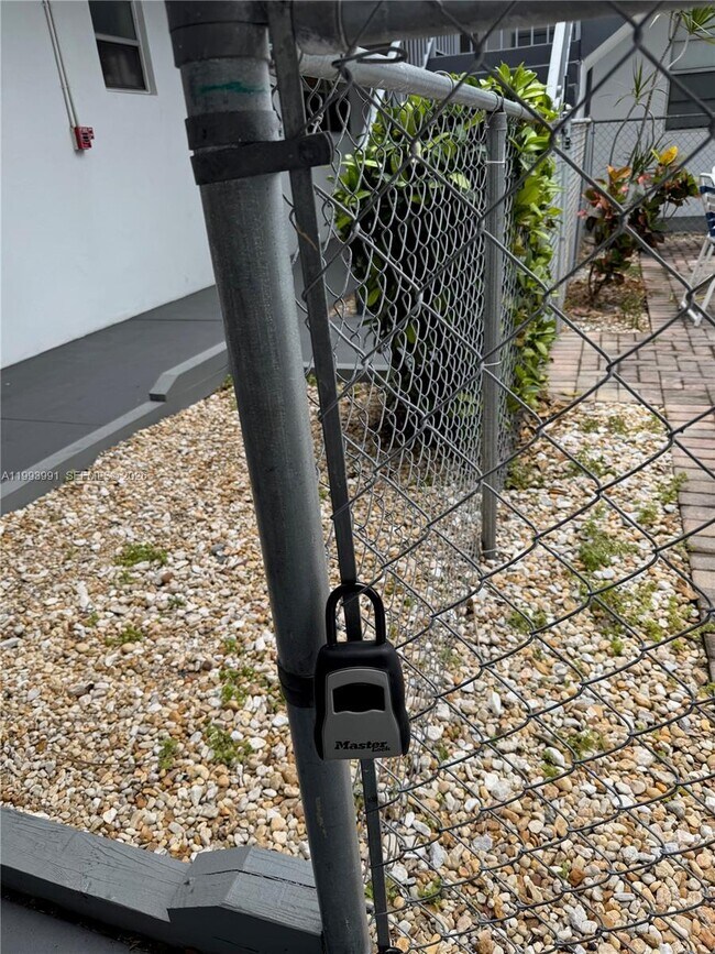 Building Photo - 30 SE 4th Ave