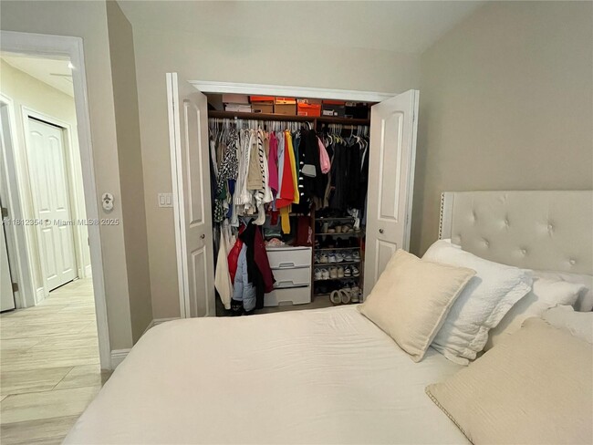 Building Photo - 557 De Leon Dr