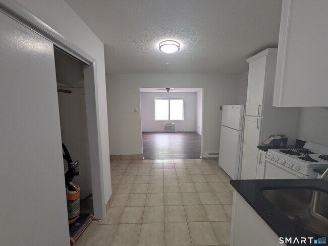 Building Photo - 289 Main Ave