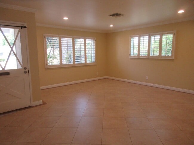 Building Photo - Beautiful Porter Ranch 3 Bedroom home on B...