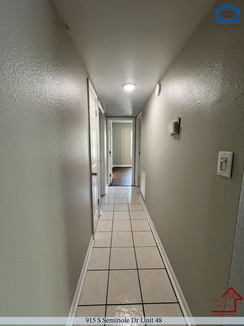 Building Photo - 915 S Seminole Dr
