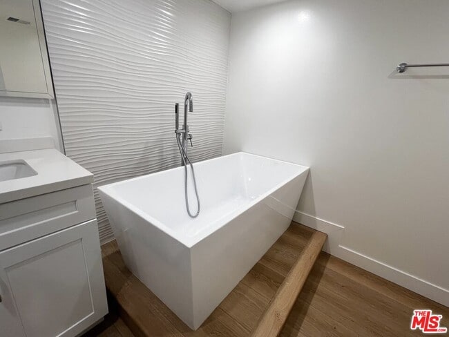 Building Photo - 10390 Wilshire Blvd