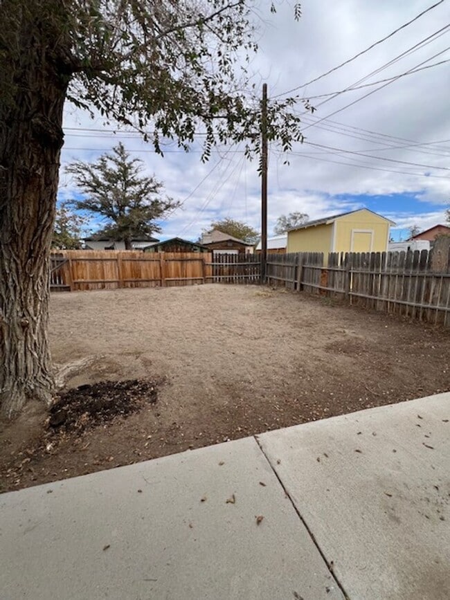 Building Photo - 2 Bedroom 1 Bath with W/D Hook Ups!