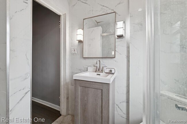 Building Photo - 304 Hendrie St