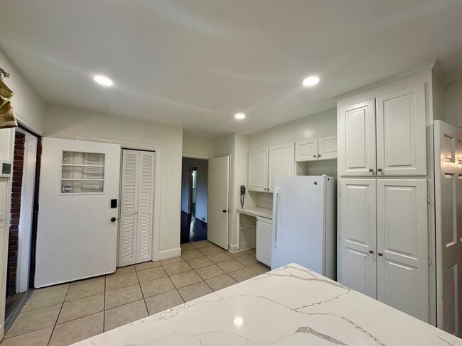 Building Photo - Charming 5 Bedroom Home Close to Everything!