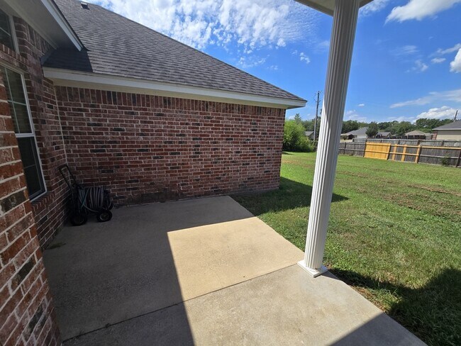 Building Photo - 15298 Wagon Wheel Cir